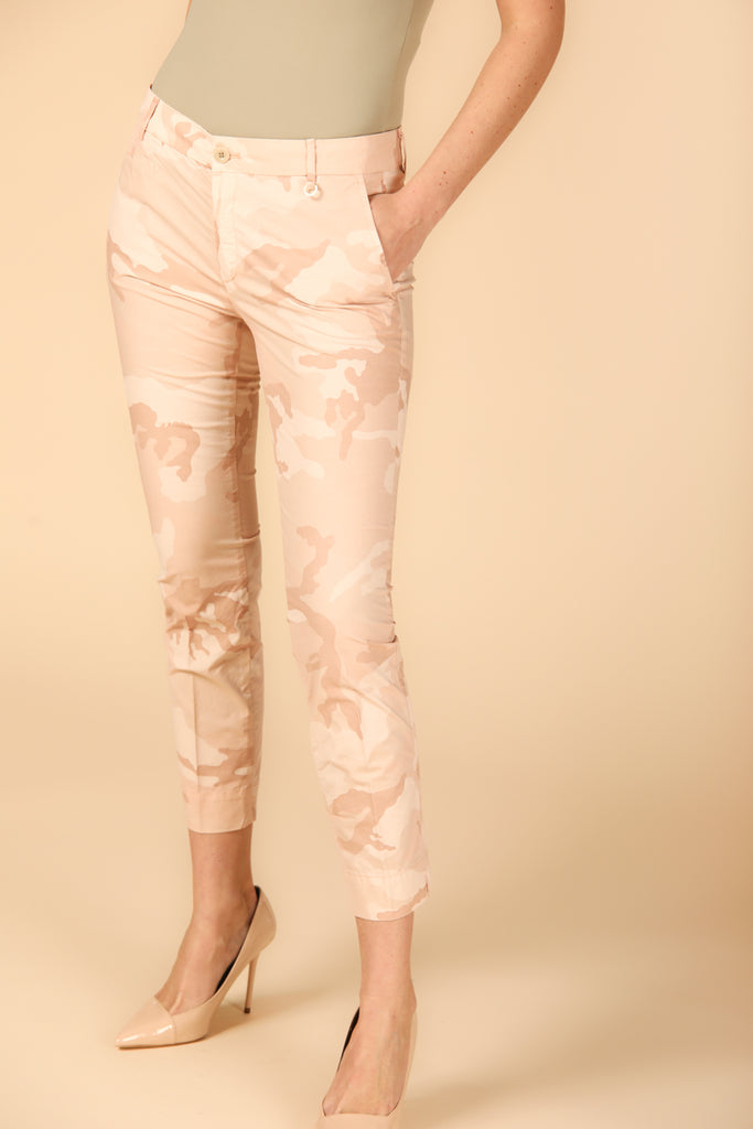 Image 2 de pantalon chino capri femme modèle Jacqueline Curvie, camouflage couleur rose, coupe curvy de Mason's