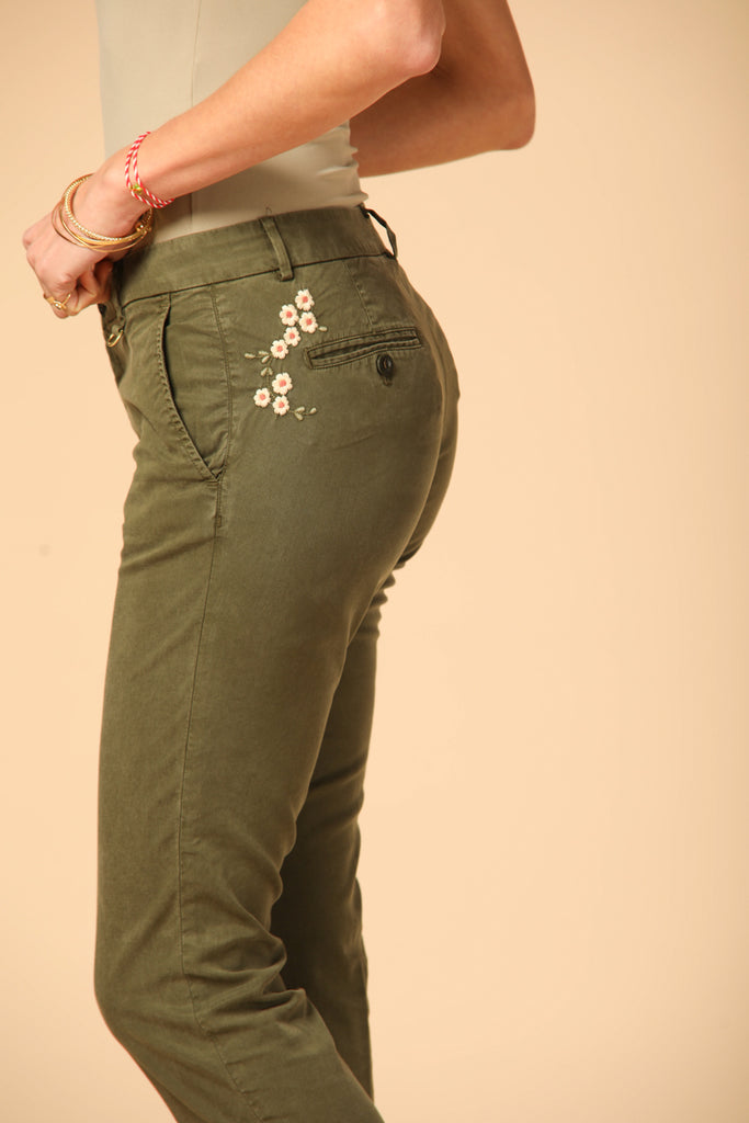 Image 4 de pantalon chino capri femme modèle Jacqueline Curvie, couleur verte, coupe curvy de Mason's