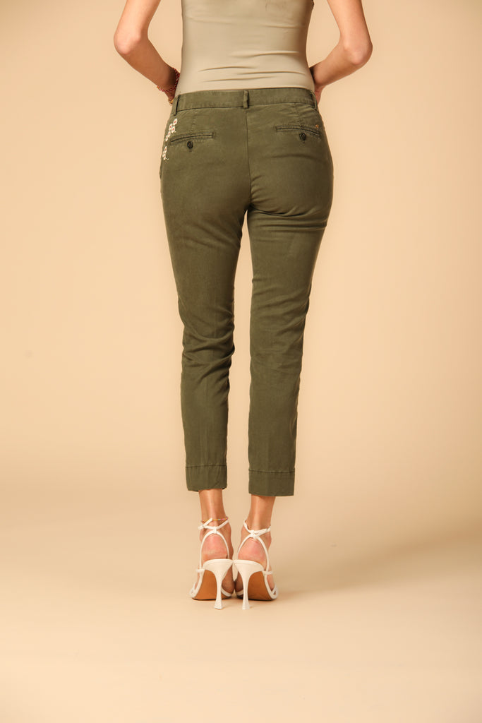 Image 5 de pantalon chino capri femme modèle Jacqueline Curvie, couleur verte, coupe curvy de Mason's