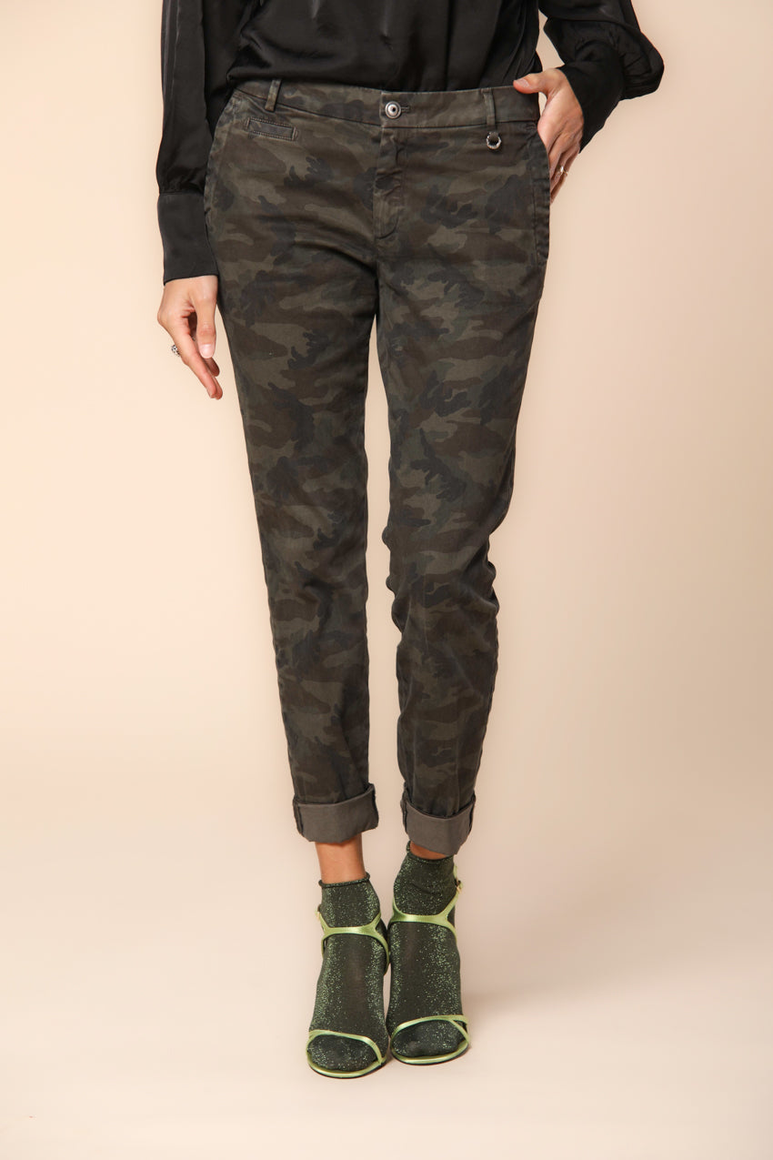 Jaqueline Archivio pantalon chino femme en gabardine avec imprimé camouflage, coupe curvy ①