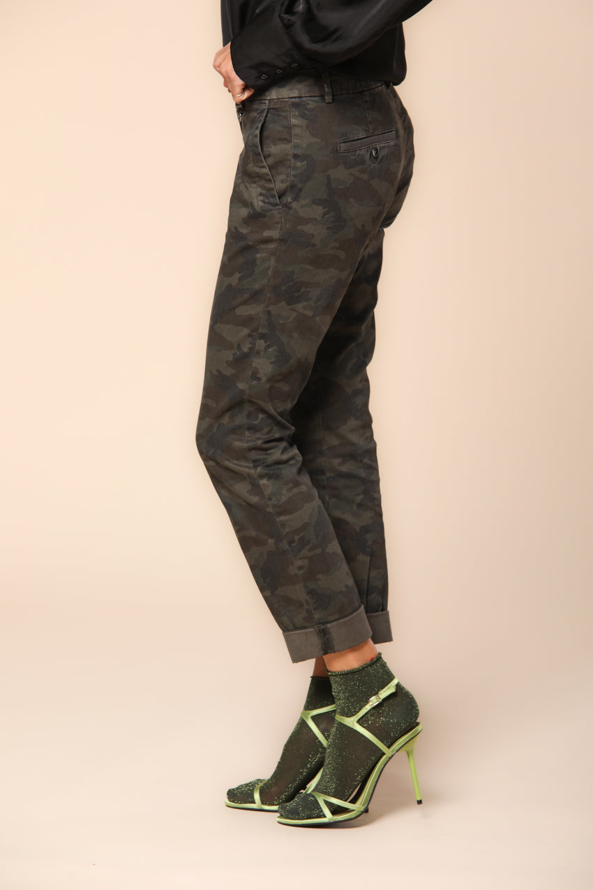 Jaqueline Archivio pantalon chino femme en gabardine avec imprimé camouflage, coupe curvy ①