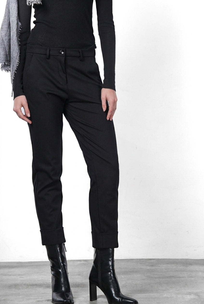 New York Carrot women’s chino pants in technical jersey with carrot fit ①