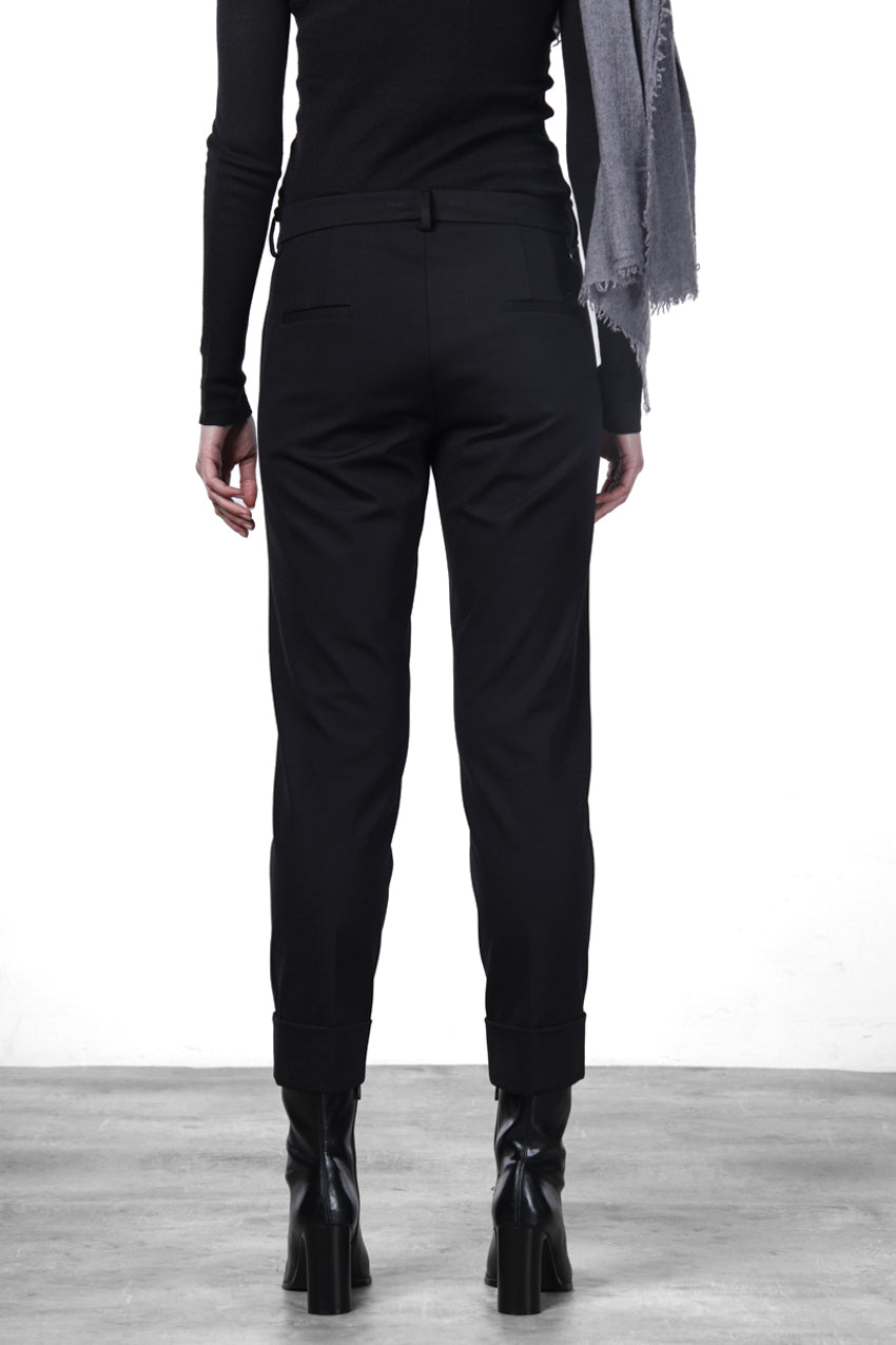 New York Carrot women’s chino pants in technical jersey with carrot fit ①