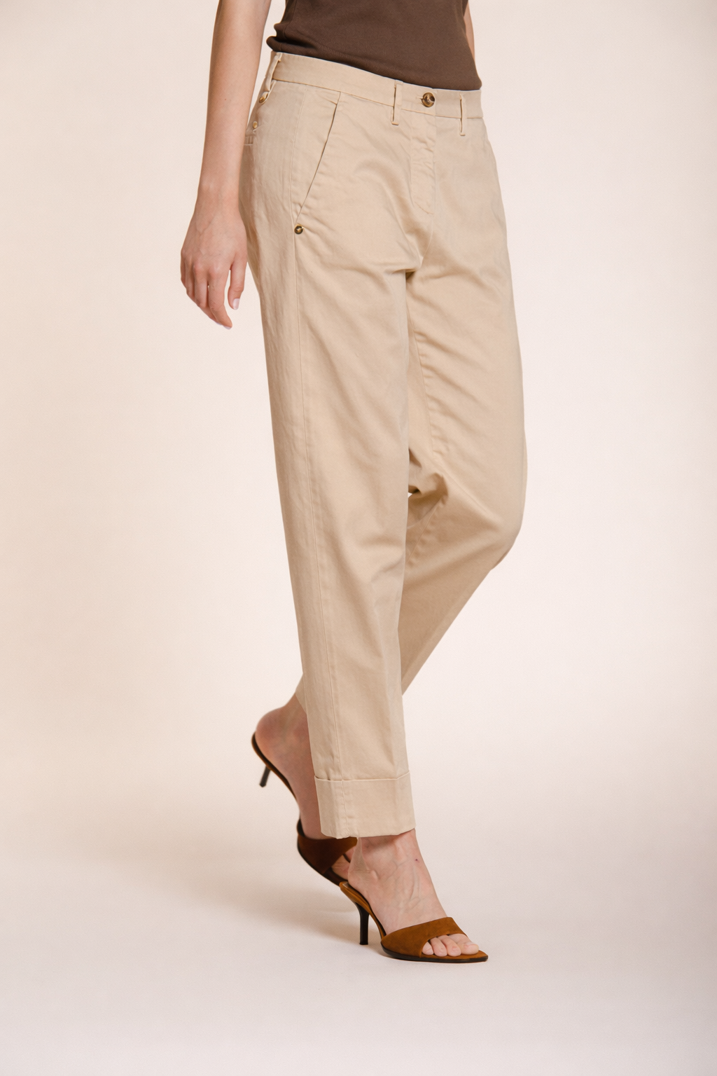 New York Carrot pantalon chino femme en satin stretch carrot fit ①