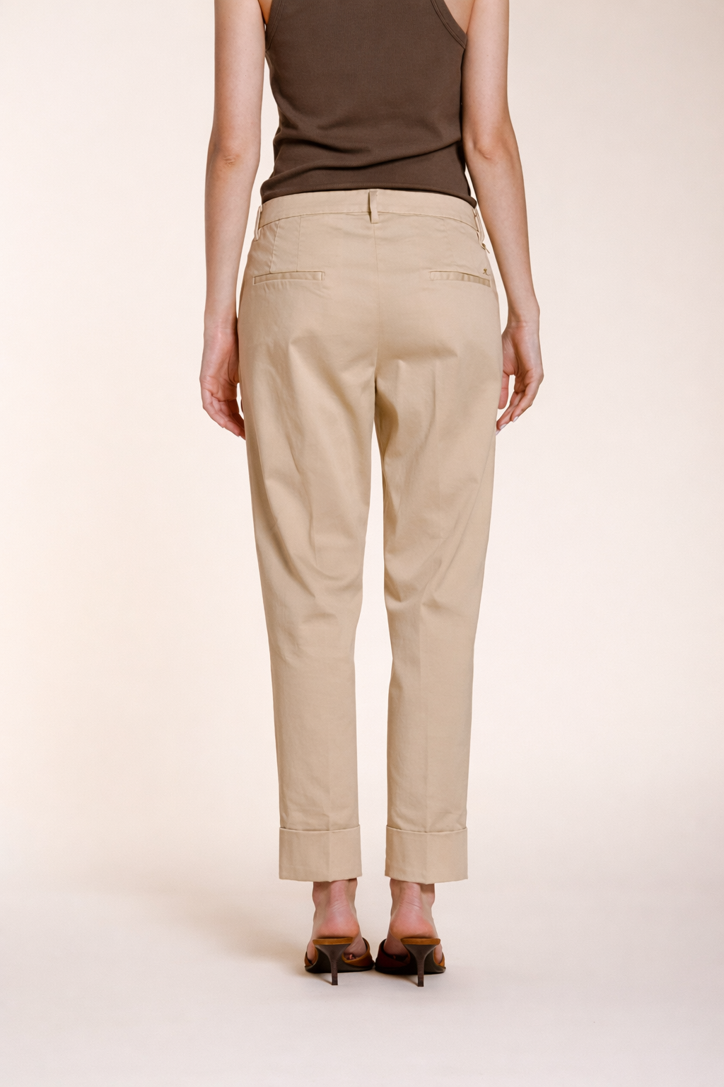 New York Carrot pantalon chino femme en satin stretch carrot fit ①