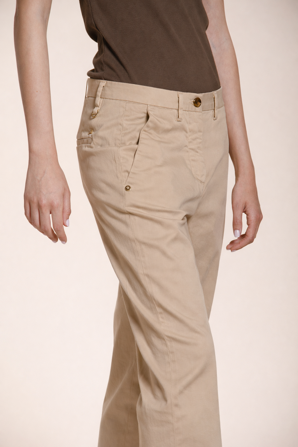 New York Carrot pantalon chino femme en satin stretch carrot fit ①