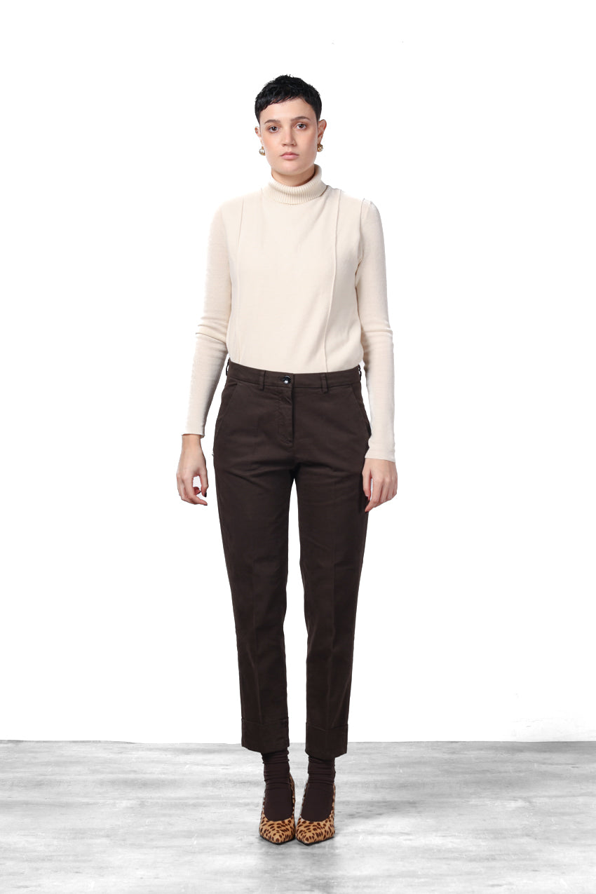 Pantalon chino femme New York Carrot en satin avec carrot fit ①