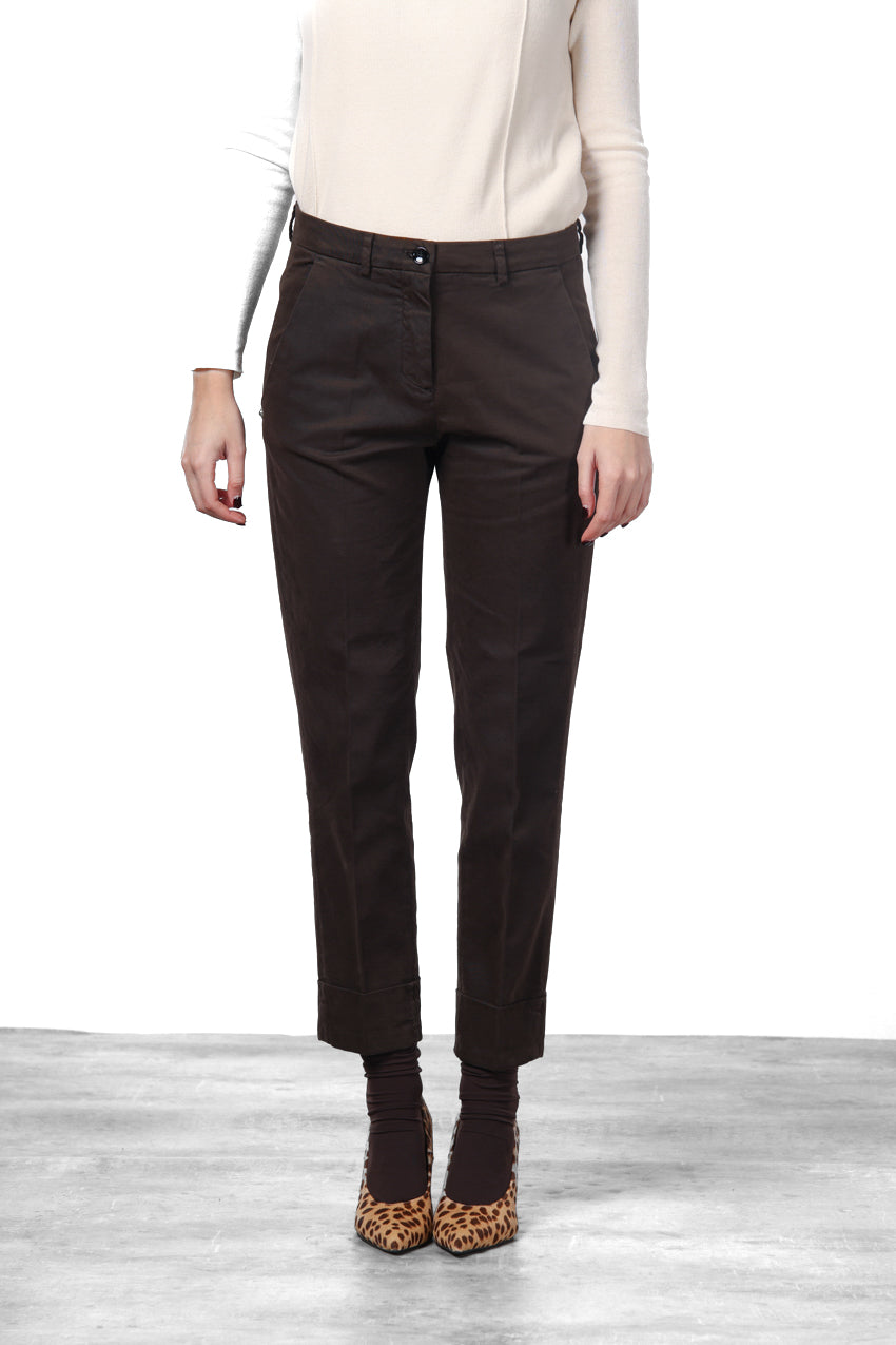 Pantalon chino femme New York Carrot en satin avec carrot fit ①