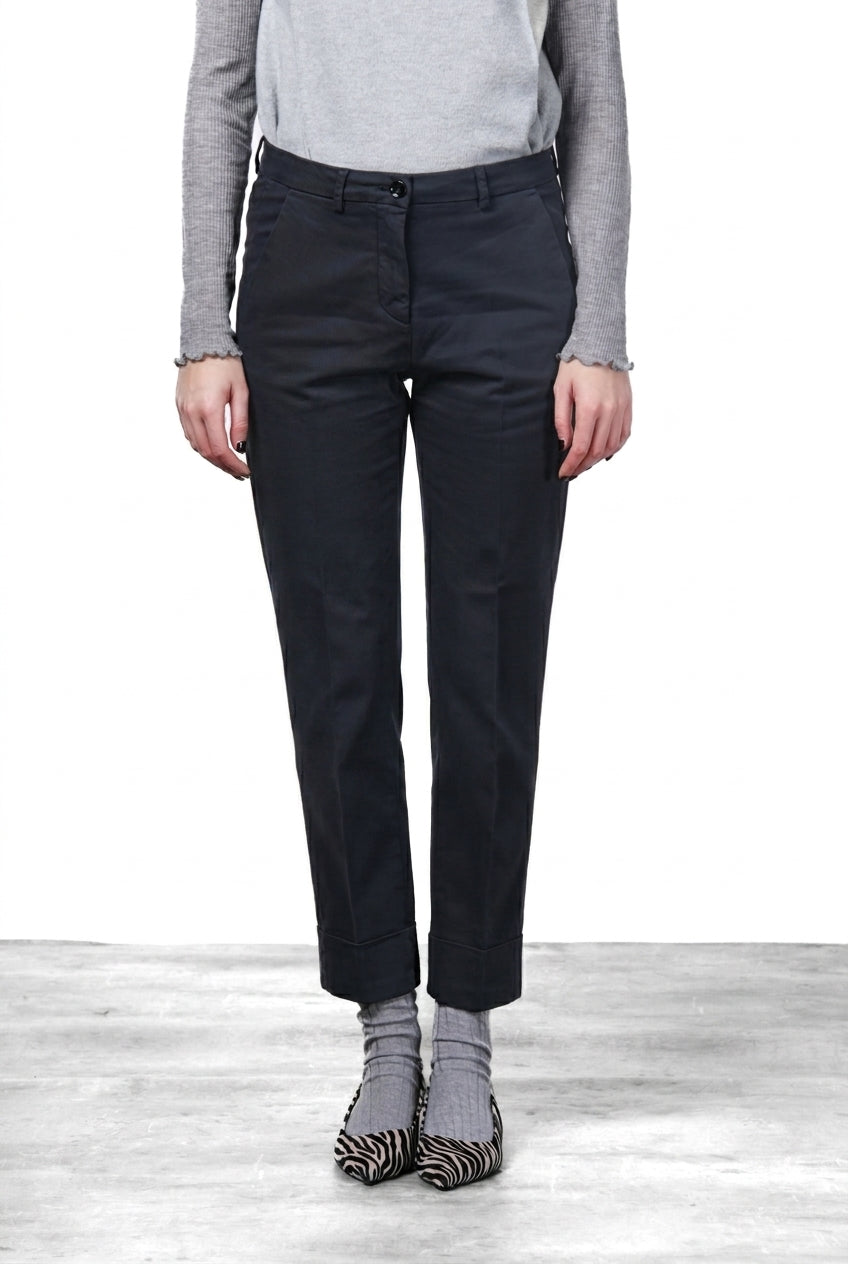 New York Carrot women’s chino pants in satin with carrot fit ①