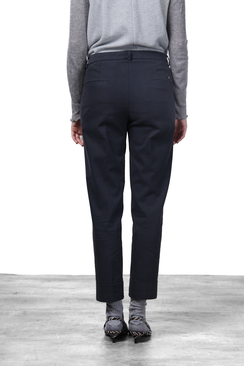 New York Carrot women’s chino pants in satin with carrot fit ①