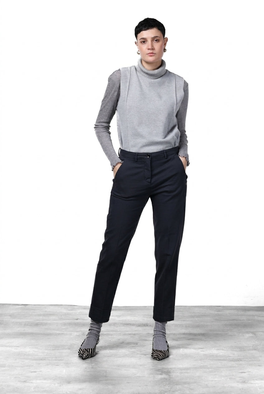 New York Carrot women’s chino pants in satin with carrot fit ①