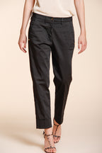 New York Carrot pantalon chino femme en satin stretch carrot fit ①