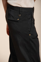 New York Carrot pantalon chino femme en satin stretch carrot fit ①