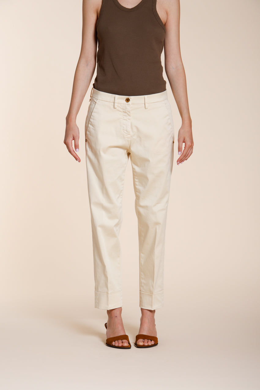 New York Carrot pantalon chino femme en satin stretch carrot fit ①