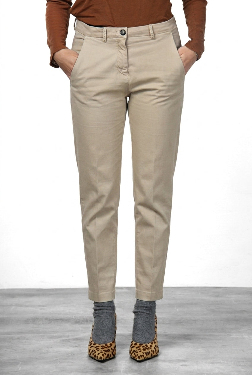 New York Carrot women’s chino pants in cotton and wool gabardine with carrot fit ①
