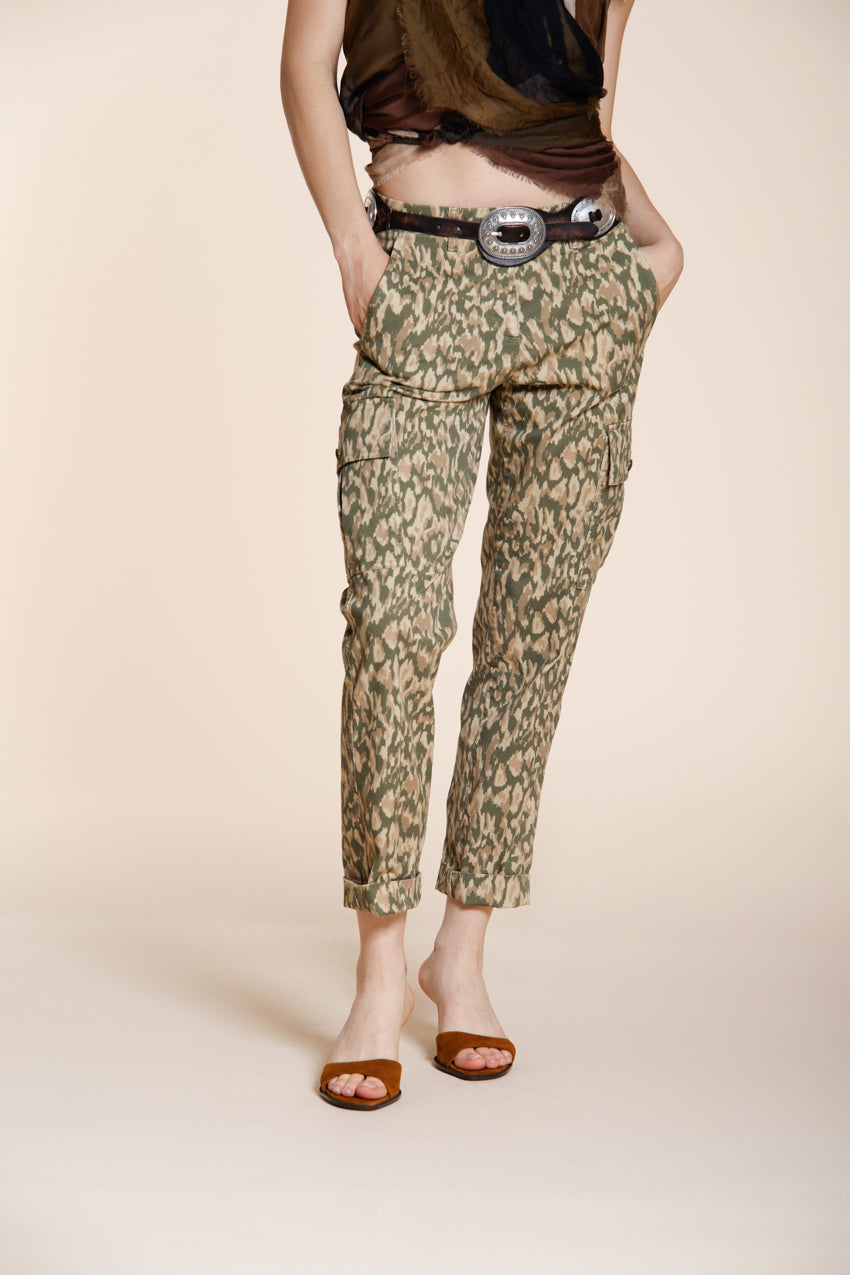Marlene Pantalon Cargo femme en gabardine imprimé camouflage carrot fit