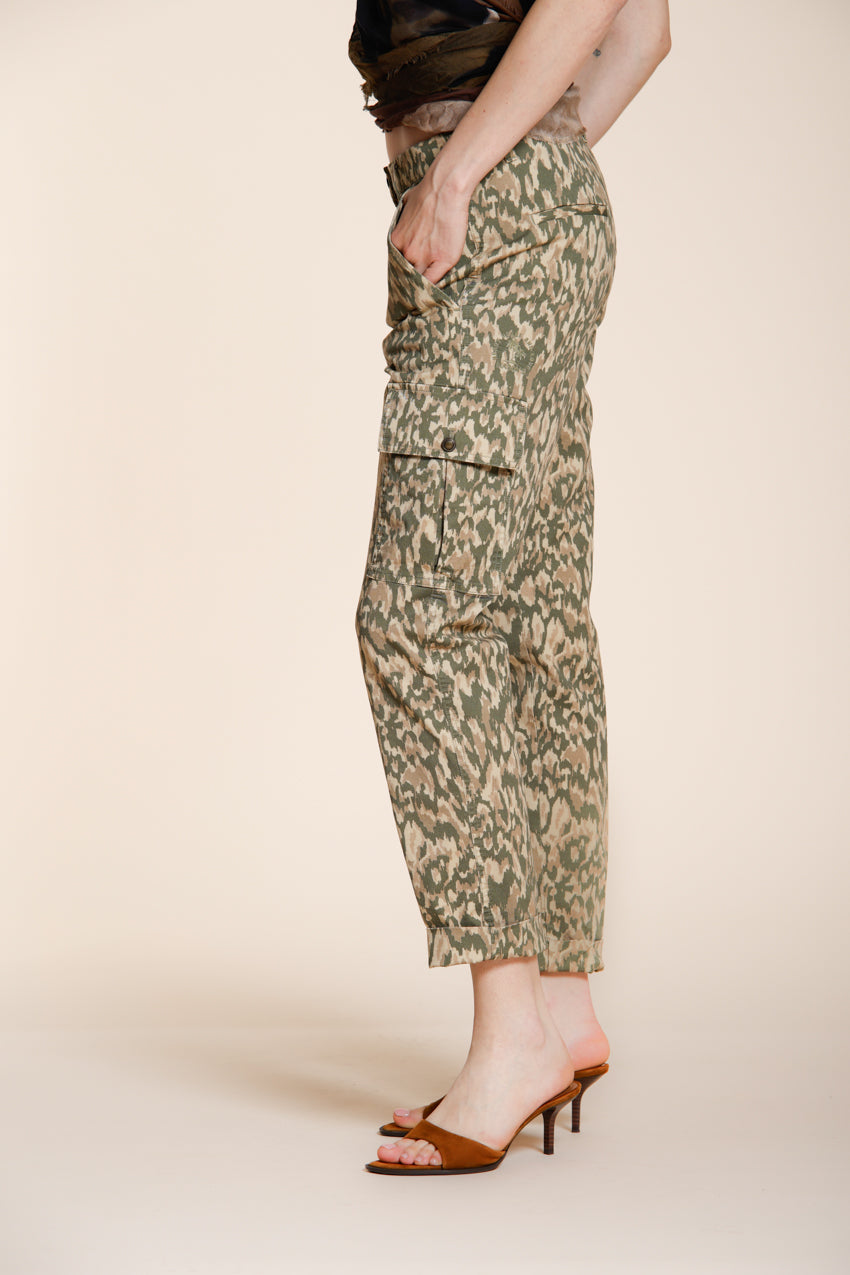 Marlene Pantalon Cargo femme en gabardine imprimé camouflage carrot fit