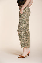 Marlene Pantalon Cargo femme en gabardine imprimé camouflage carrot fit