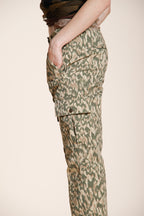 Marlene Pantalon Cargo femme en gabardine imprimé camouflage carrot fit