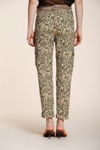 Marlene Pantalon Cargo femme en gabardine imprimé camouflage carrot fit