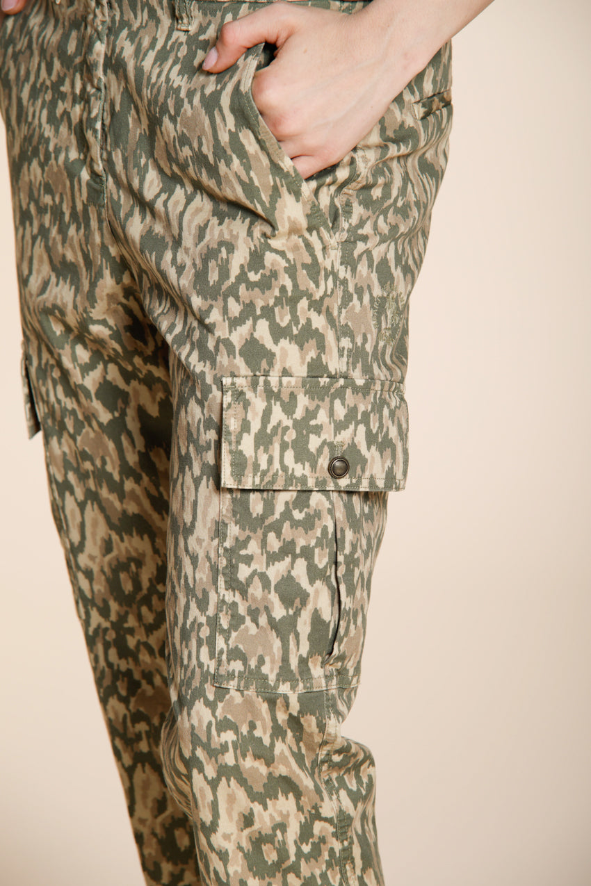 Marlene Pantalon Cargo femme en gabardine imprimé camouflage carrot fit