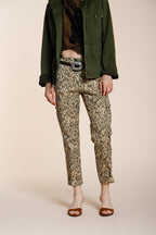 Marlene Pantalon Cargo femme en gabardine imprimé camouflage carrot fit