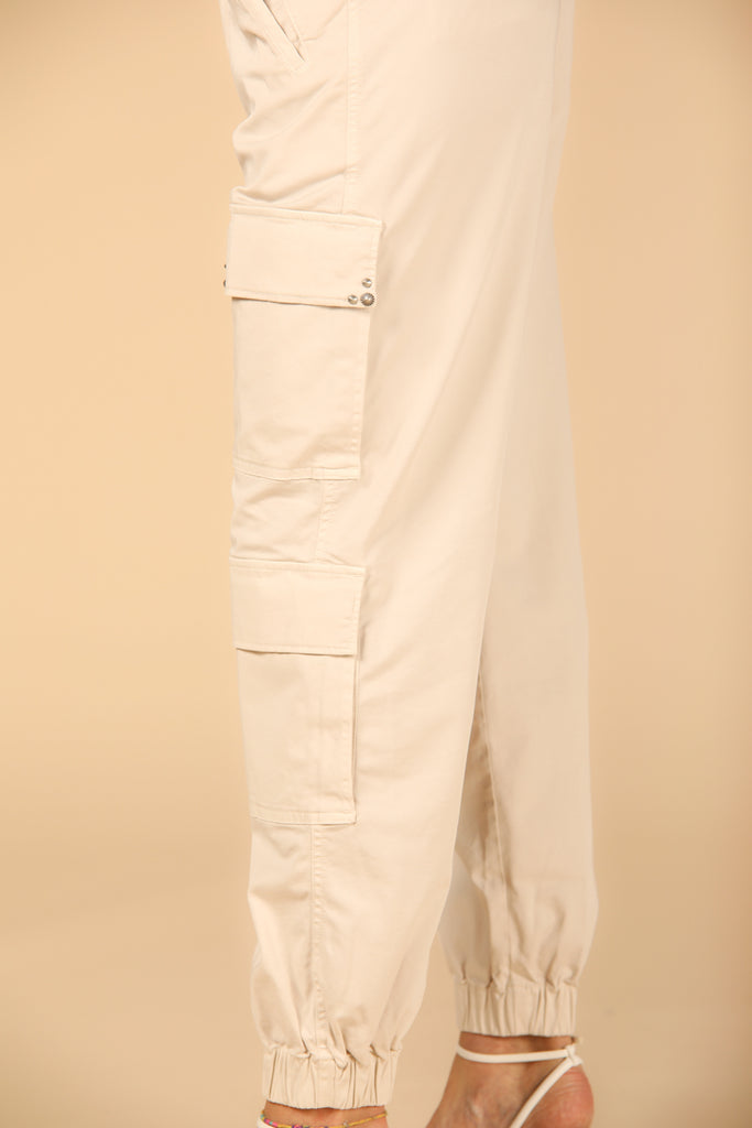 Image 4 de Pantalon cargo pour femme modèle Evita de Mason's en stuc, curvy fit