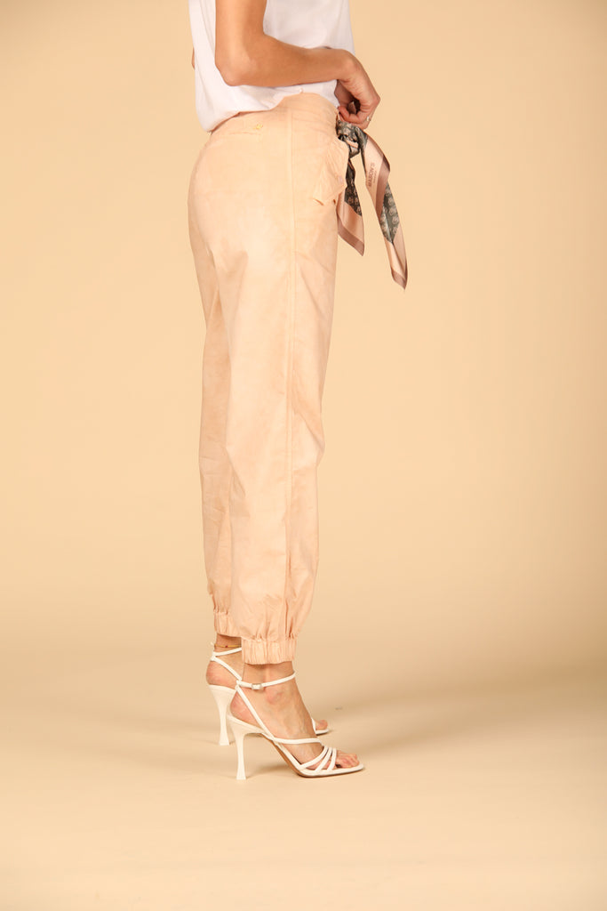 Image 2 de Pantalon cargo pour femme modèle Evita de Mason's en couleur rose curvy fit