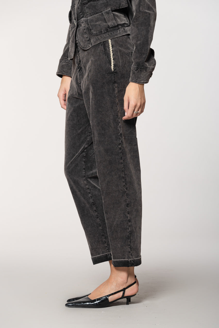 New York Cozy women’s chino pants in 1000-wale corduroy carrot fit