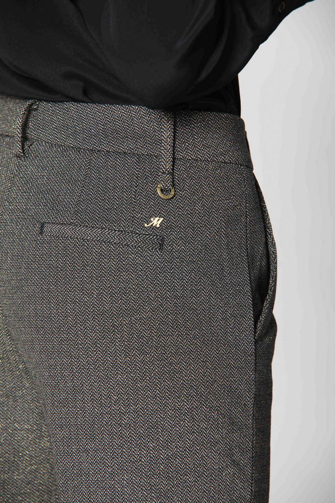 Image 2 du pantalon chino femme en jersey noir à motif résca doré modeèle New York Cropped par Mason's