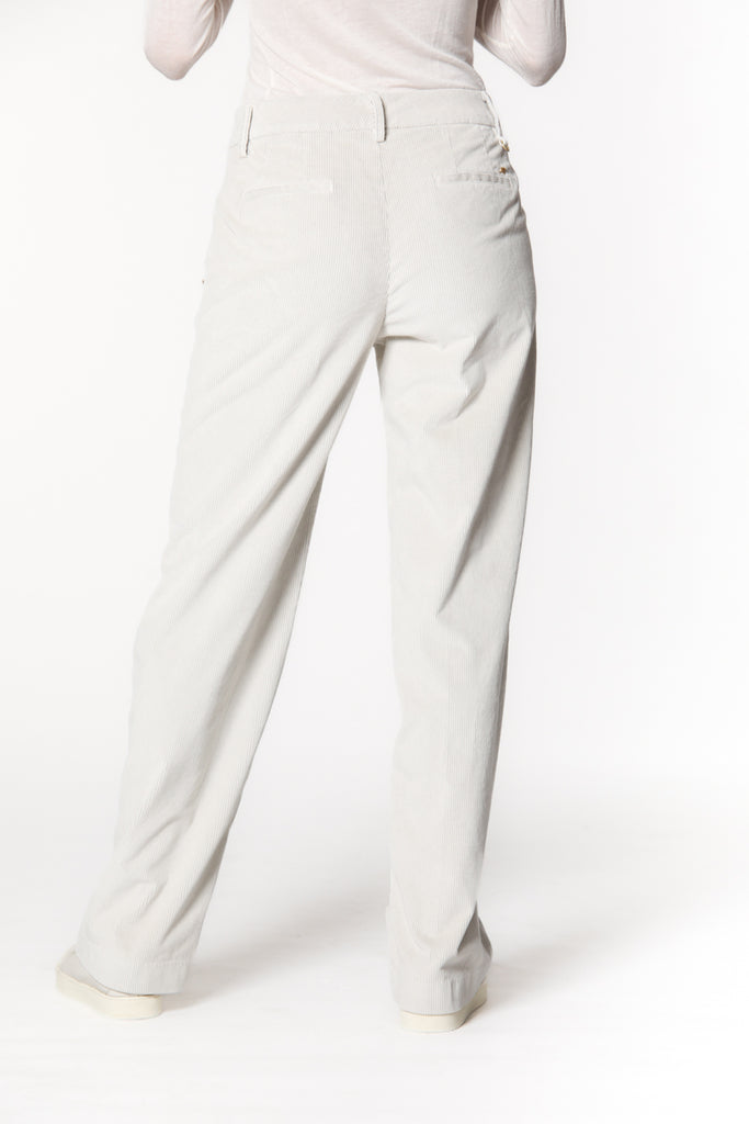 Image 3 du pantalon chino femme en velours côtelé couleur stuc modèle New York Straight par Mason's