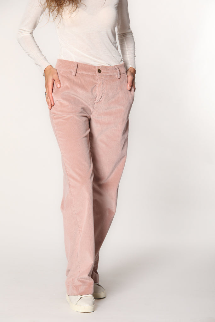 Image 1 du pantalon chino femme en velours côtelé couleur poudre modèle New York Straight par Mason's