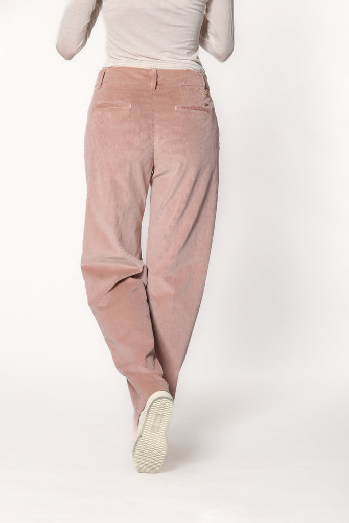 Image 4 du pantalon chino femme en velours côtelé couleur poudre modèle New York Straight par Mason's