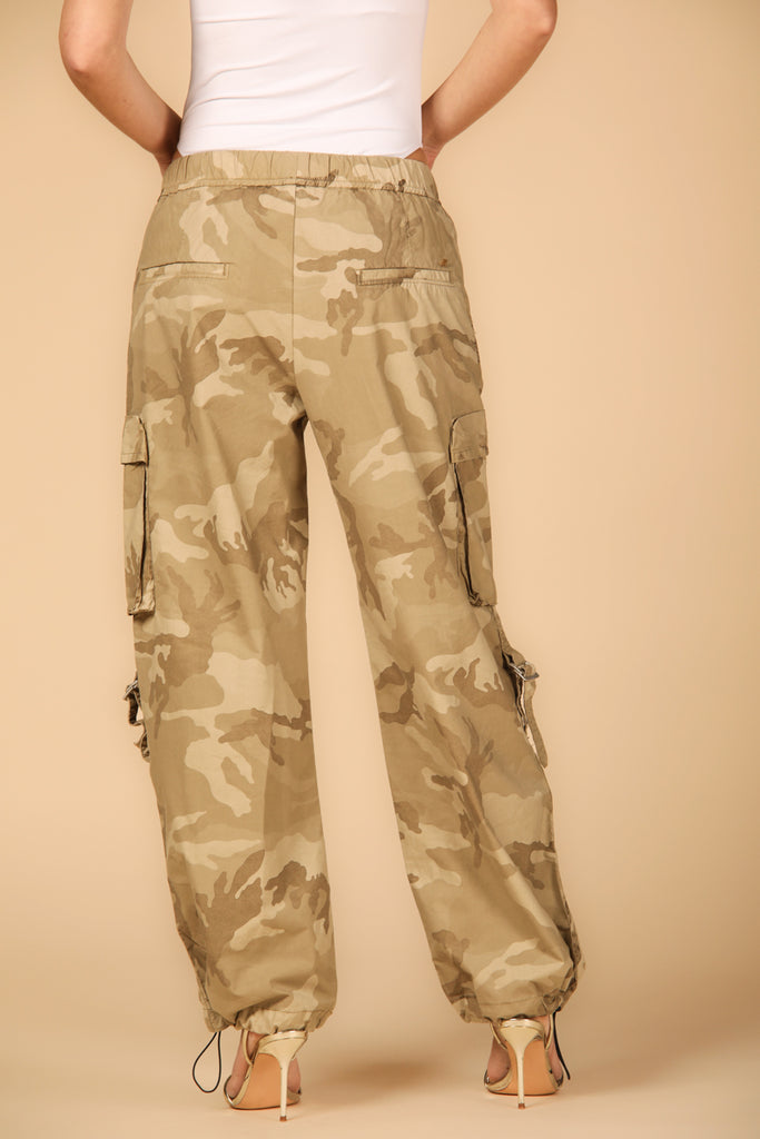 Image 7 de pantalon cargo pour femme, modèle Francis, en camouflage marron clair fit relaxed de Mason's