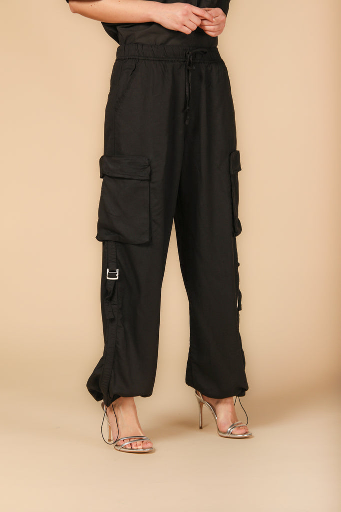 Image 2 de pantalons de jogging cargo pour femme, modèle Francis, en noir avec une fit relaxed de Mason's