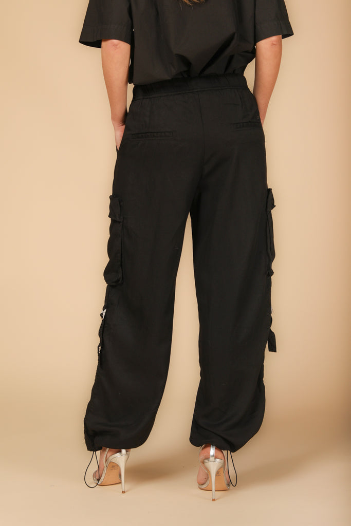 Image 4 de pantalons de jogging cargo pour femme, modèle Francis, en noir avec une fit relaxed de Mason's