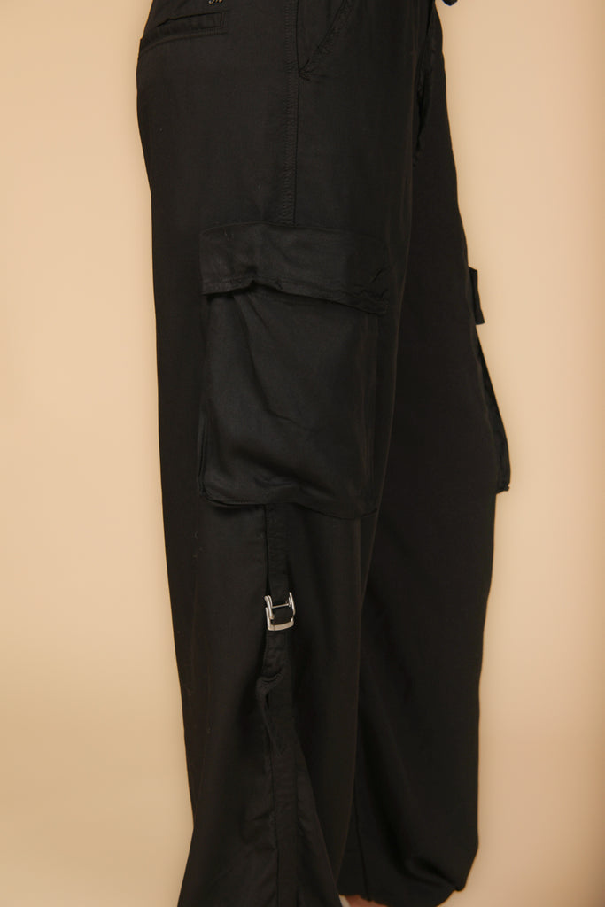 Image 3 de pantalons de jogging cargo pour femme, modèle Francis, en noir avec une fit relaxed de Mason's