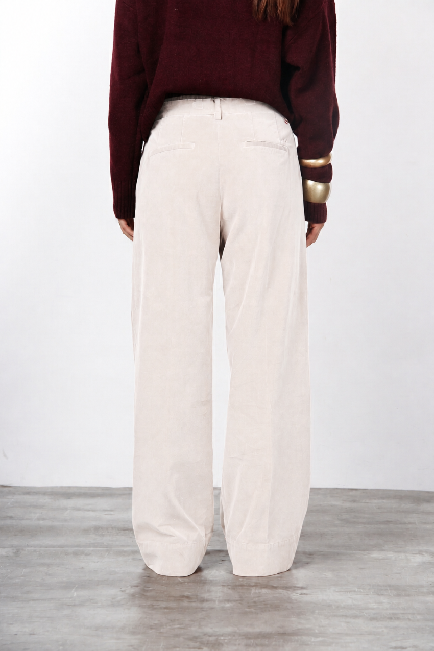 New York Studio women’s chino pants in smooth velvet with straight fit