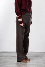 New York Studio women’s chino pants in smooth velvet with straight fit