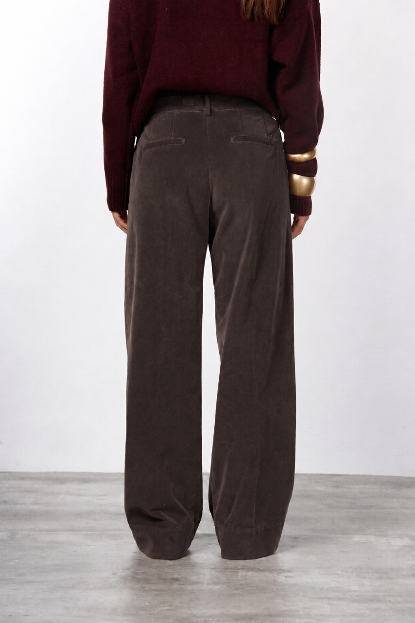 New York Studio women’s chino pants in smooth velvet with straight fit