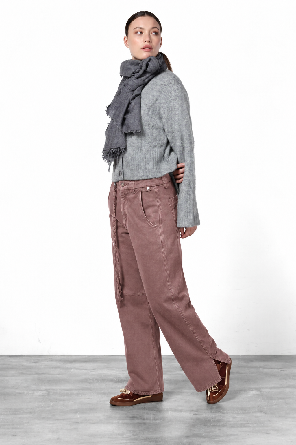 Violette Chinohose für Damen aus Twill mit balloon fit ①
