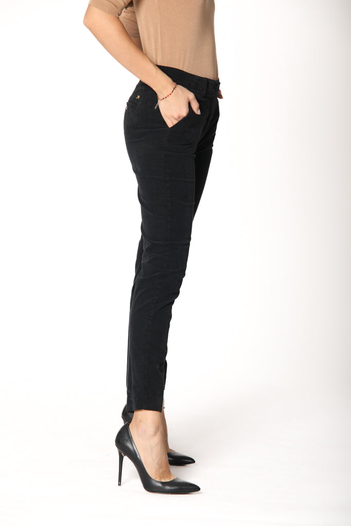 Image 3 du pantalon chino femme en velours noir modèle New York Slim par Mason's