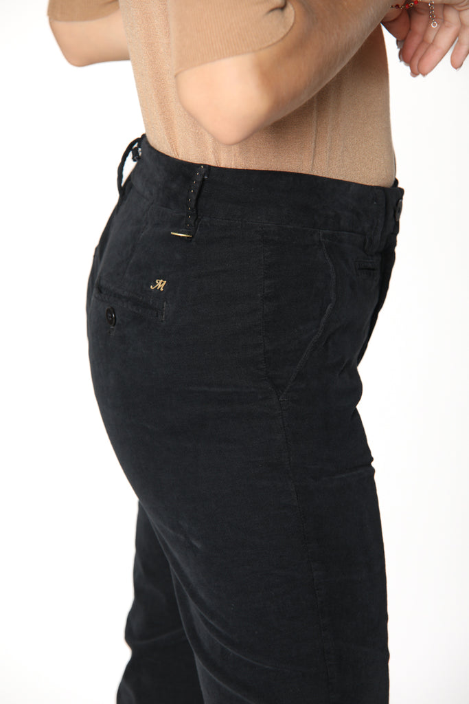 Image 2 du pantalon chino femme en velours noir modèle New York Slim par Mason's