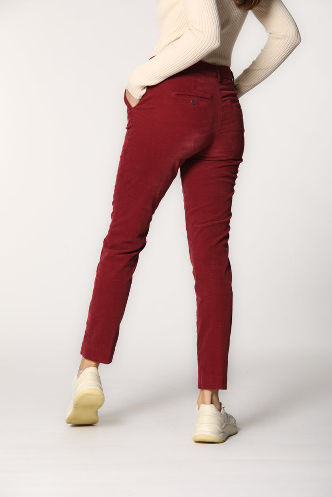 Image 6 du pantalon chino femme en velours couleur rubis modèle New York Slim par Mason's