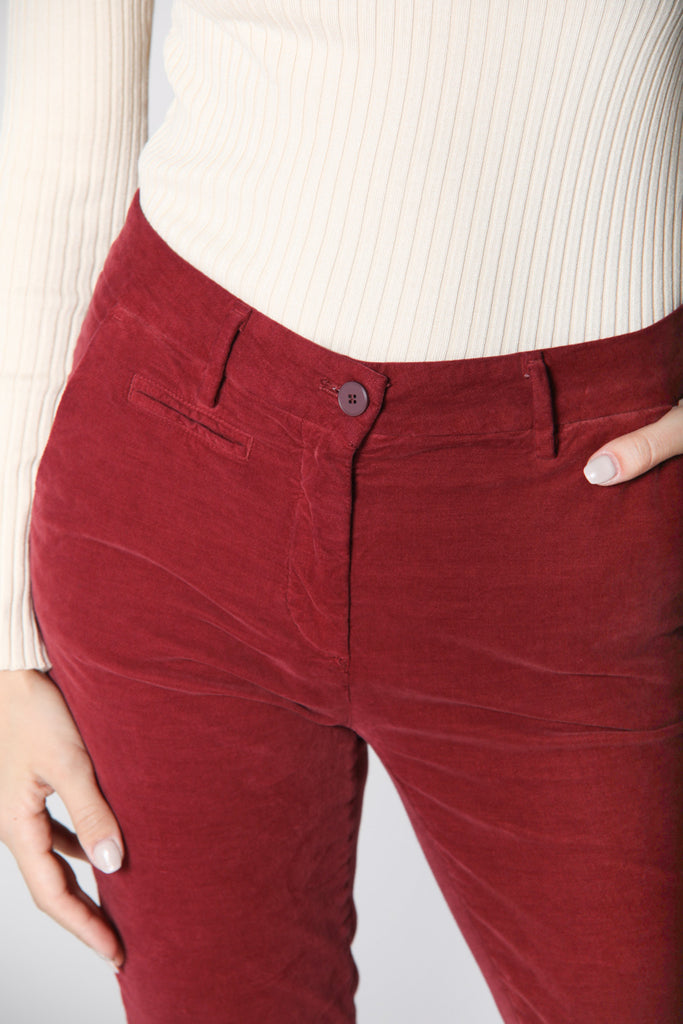 Image 3 du pantalon chino femme en velours couleur rubis modèle New York Slim par Mason's