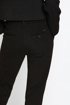 New York Slim Chinohose für Damen aus technischem Jersey mit slim fit ①
