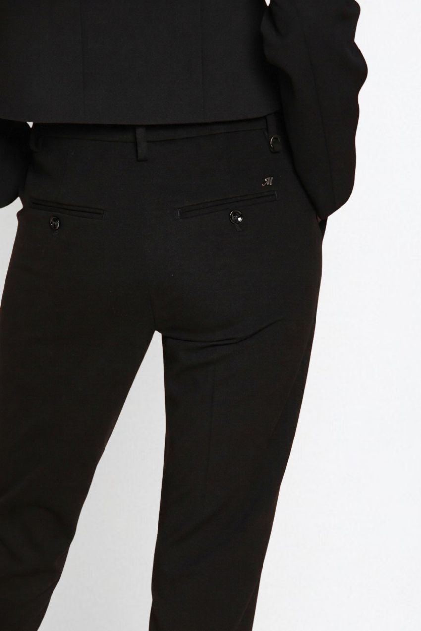 New York Slim Chinohose für Damen aus technischem Jersey mit slim fit ①
