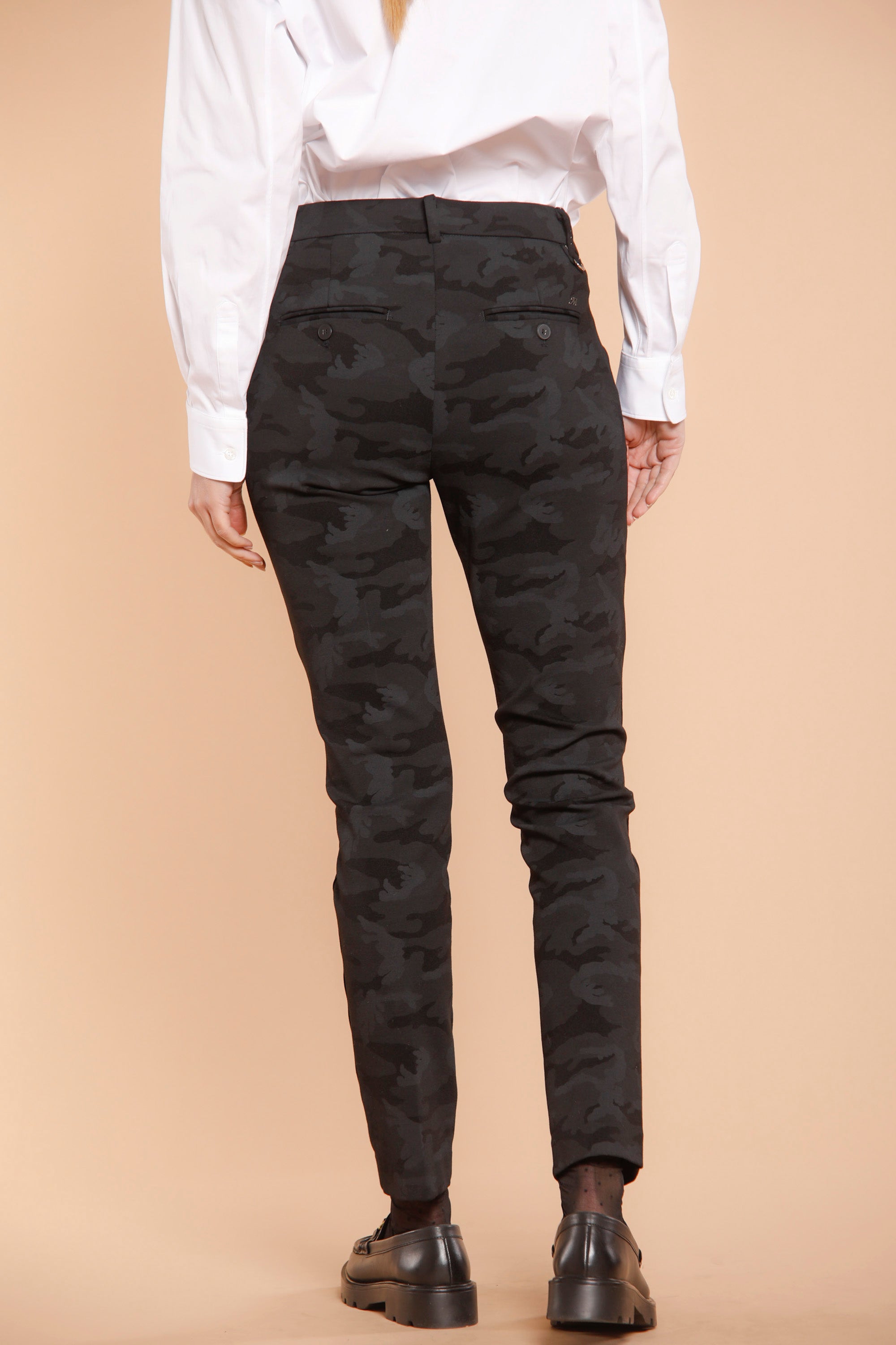 New York Slim pantalon chino pour femme en jersey avec imprimé camouflage ①.