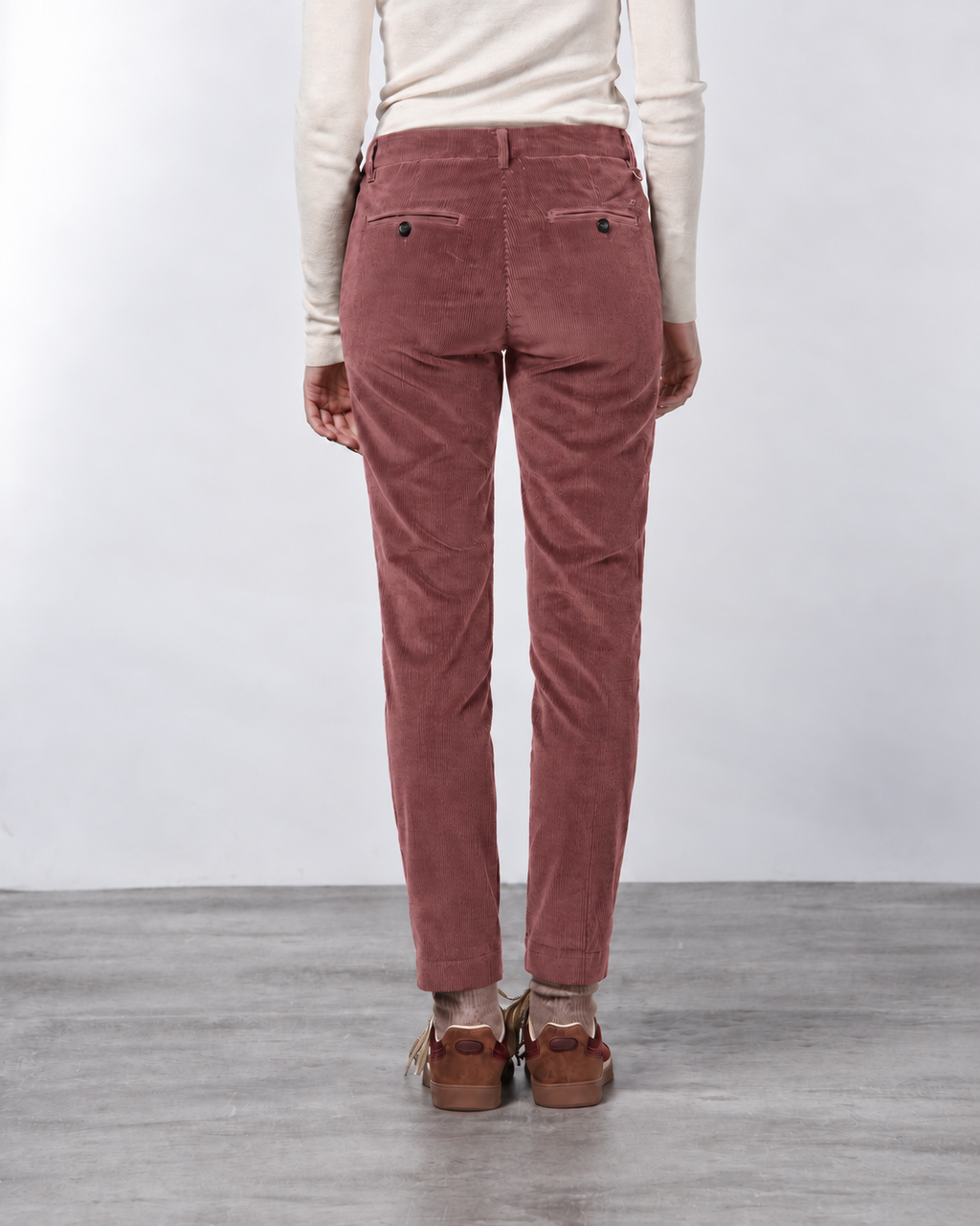 New York Slim Chinohose für Damen aus breit geripptem Samt mit slim fit ①