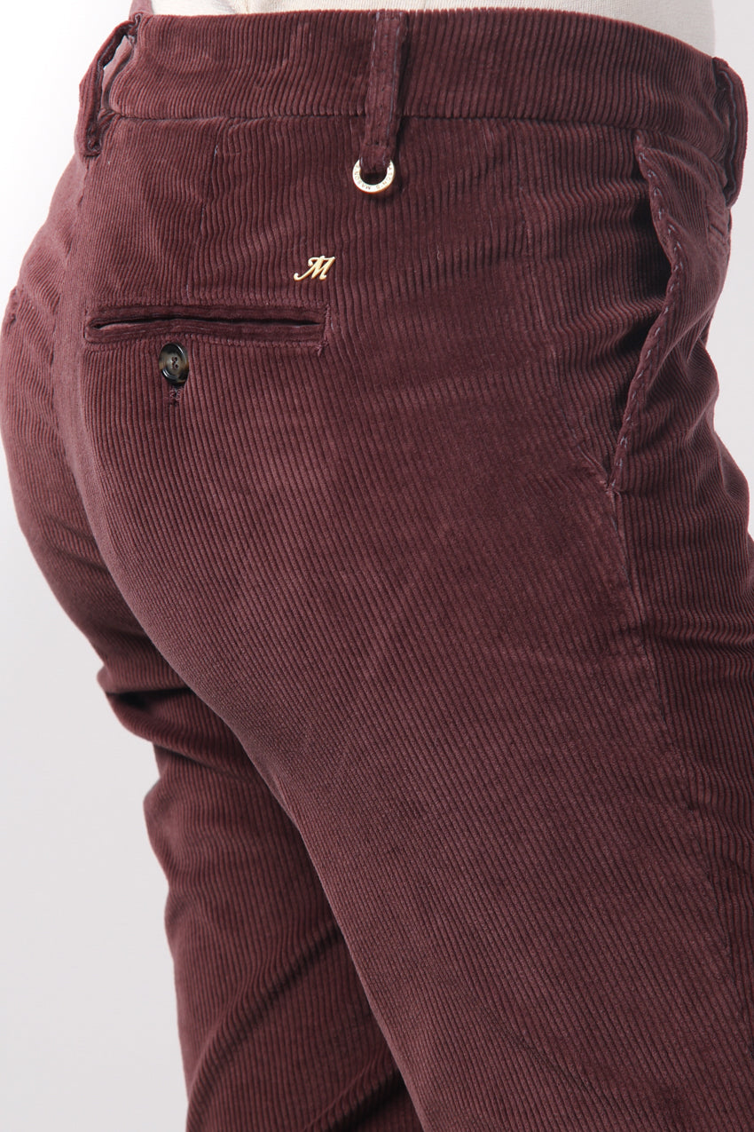 New York Slim Chinohose für Damen aus breit geripptem Samt mit slim fit ①